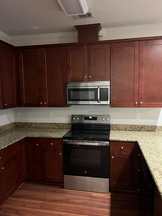 Building Photo - 3/2 Condo in Gated Community near Downtown...