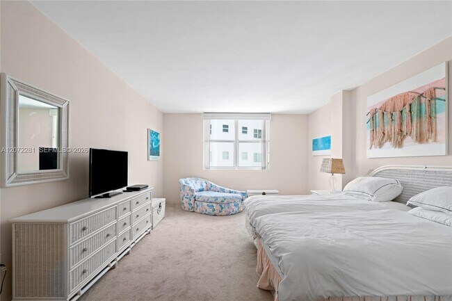 Building Photo - 5001 Collins Ave