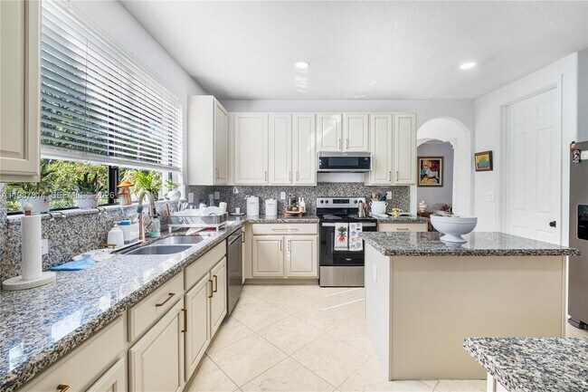 Building Photo - 7726 SW 193rd Ln