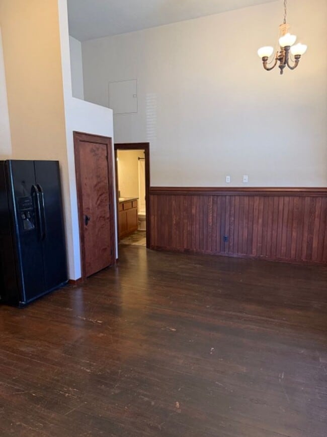 Building Photo - Downtown Charm Meets Modern Convenience in a Stylish 2-Bed Retreat