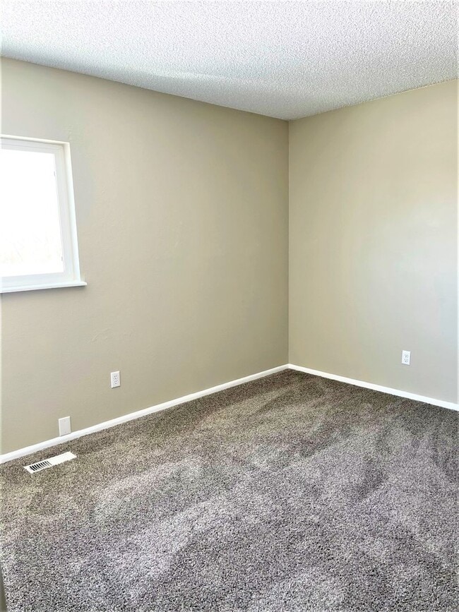 Building Photo - Cute 2 Bedroom Home for Rent on Provincial