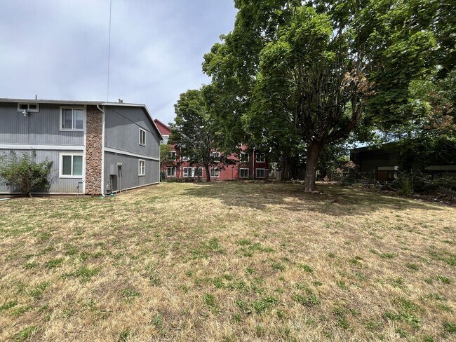 Building Photo - Spacious Corner Apartment with Three Bedrooms, Open Living Space & Modern Kitchen
