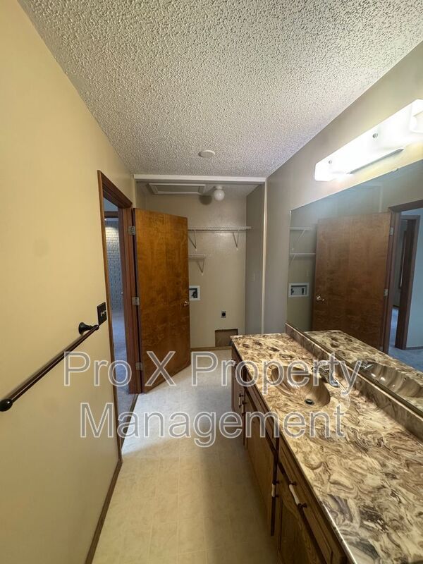 Building Photo - 510 E Elm St