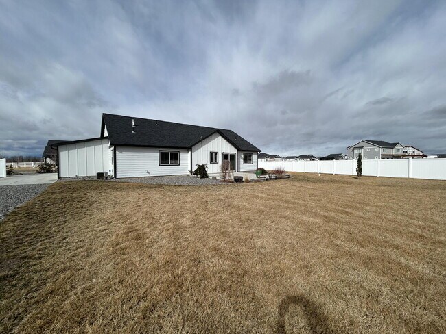 Building Photo - Luxury 4 Bed / 2 Bath Home on .84 Acres – 3 Car Garage – RV Parking