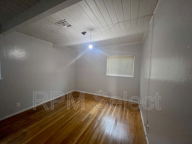 Building Photo - 2250 Juanita Ln