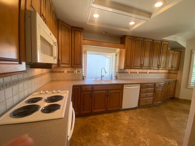 Building Photo - 2 Bedroom, 2 Bath Home with Golf Course View!