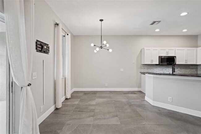 Building Photo - 739 Vallance Way NE