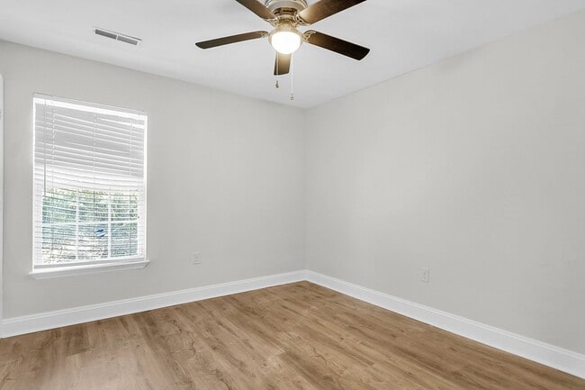 Building Photo - Beautiful 3/2 located in Central Mount Pleasant!