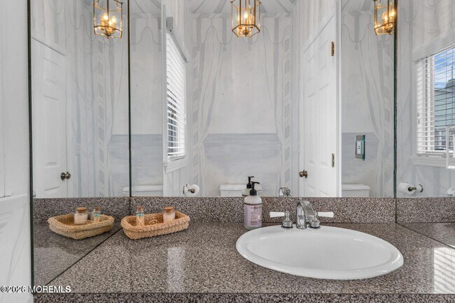 Building Photo - 6 Cook St