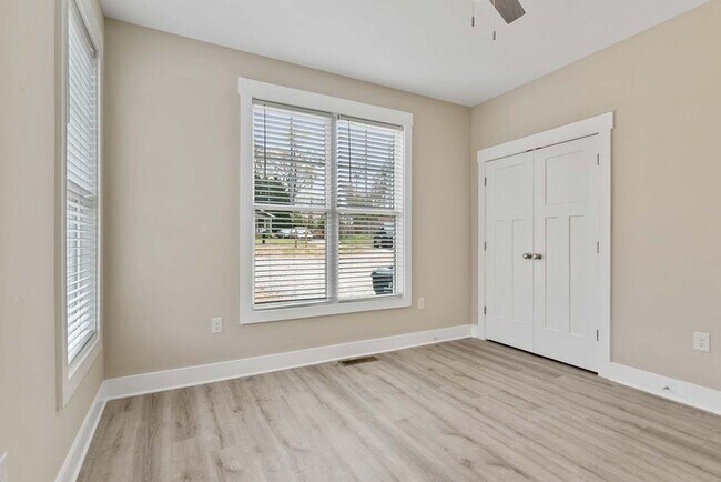 Building Photo - MUST SEE! 2 Bed / 2 Bath End Unit in Raleigh