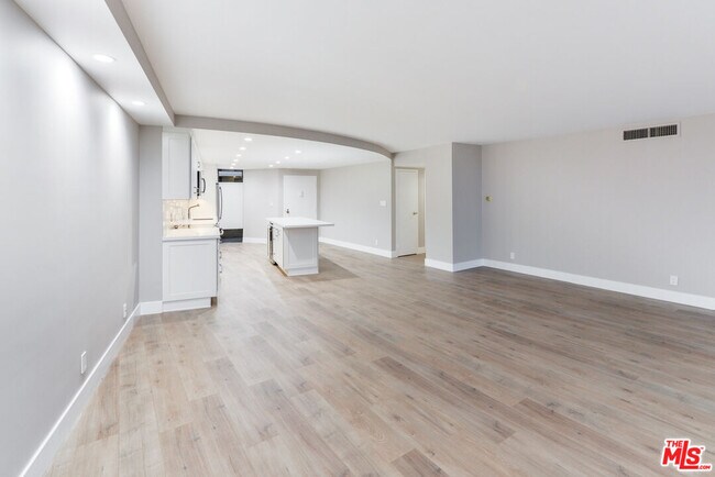 Building Photo - 4265 Marina City Dr