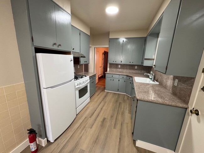 Building Photo - Charming Parkside Upper Flat w/ Garage Parking - $4,250/Mo