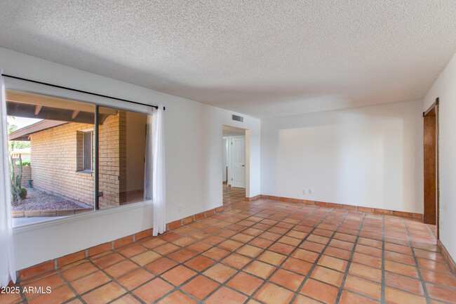 Building Photo - 1119 E Balboa Dr