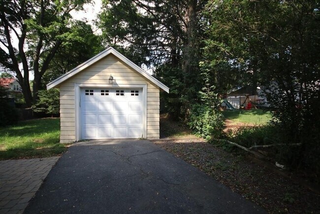 Building Photo - 30 Farmcrest Ave