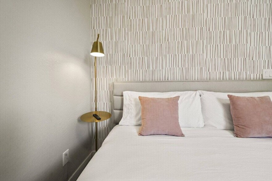 Building Photo - 6612 W Paradise Ln