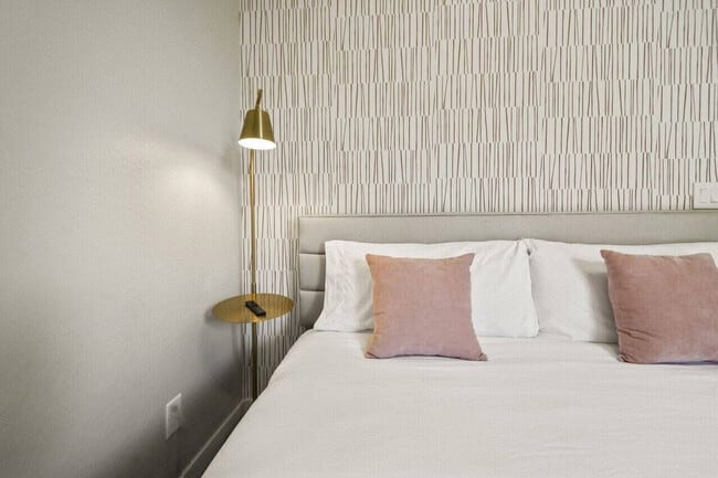 Building Photo - 6612 W Paradise Ln