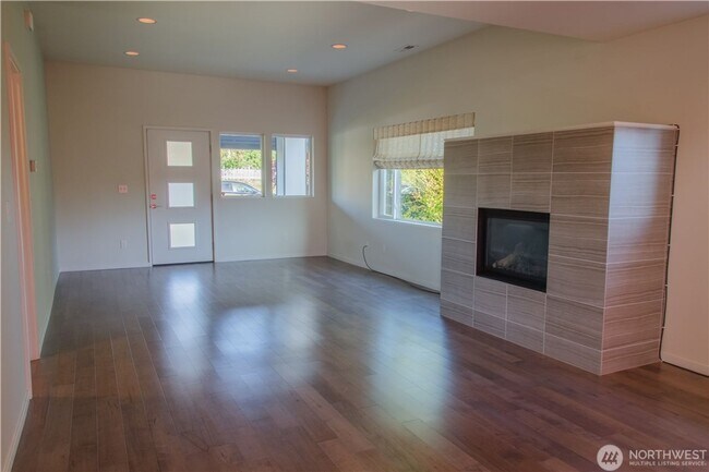 Building Photo - 2bd/1ba Seattle Home