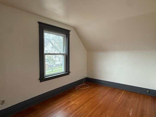 Building Photo - NICE 3 BEDROOMS WITH FULL BATH MOVE-IN READY!