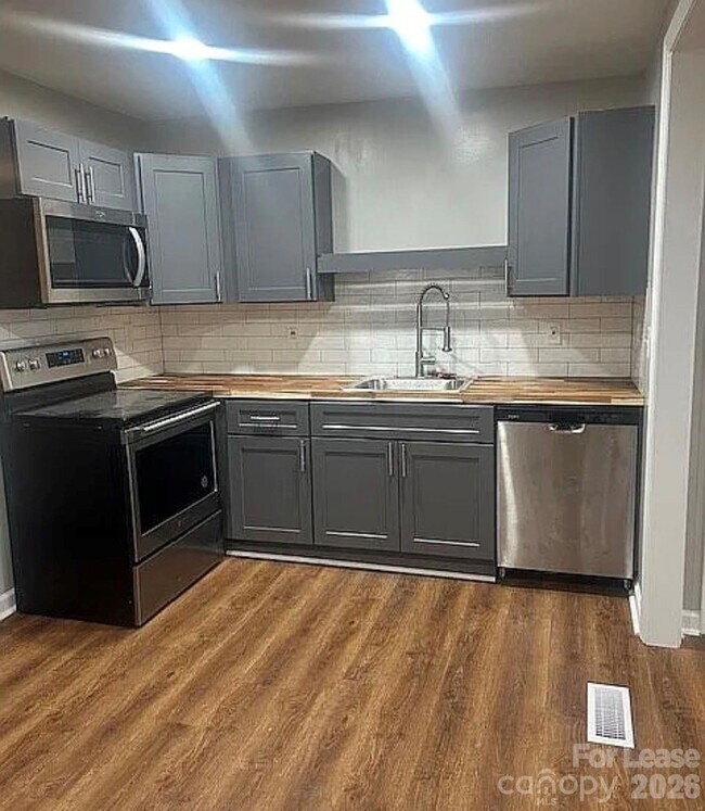 Building Photo - 740 Log Cabin Dr