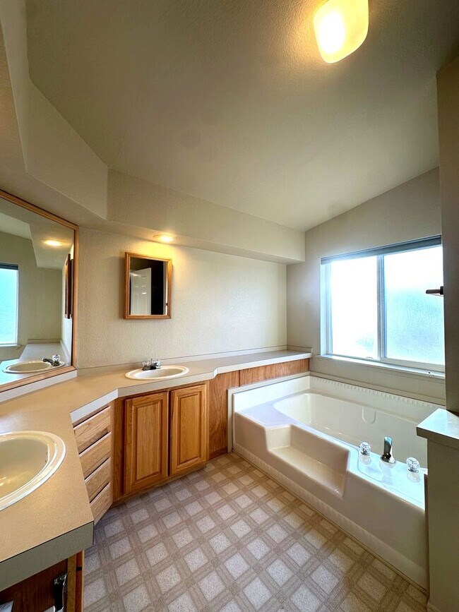 Building Photo - Light & bright single level home in NE Bend!