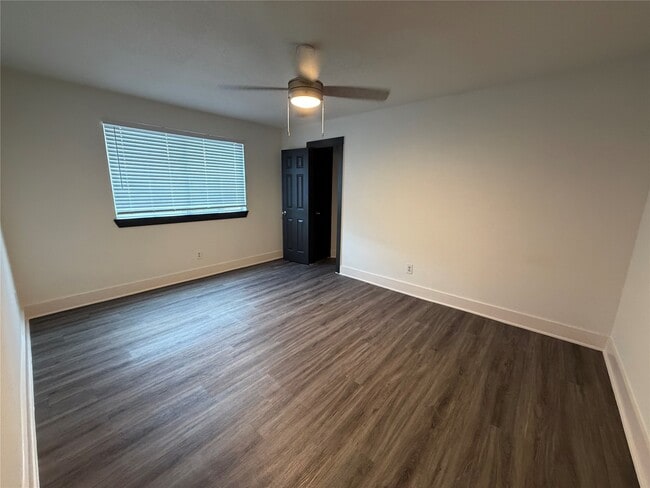 Building Photo - 15931 Kenbrook Dr