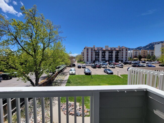 Building Photo - Adorable and Sunny One Bedroom Apartment near CU in Central Boulder