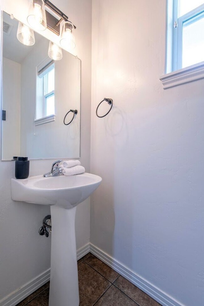 Building Photo - Fully Furnished 2 BR Townhouse in Driggs with Attached Garage