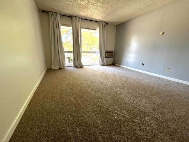 Building Photo - Comfort & Convenience in the Heart of Concord