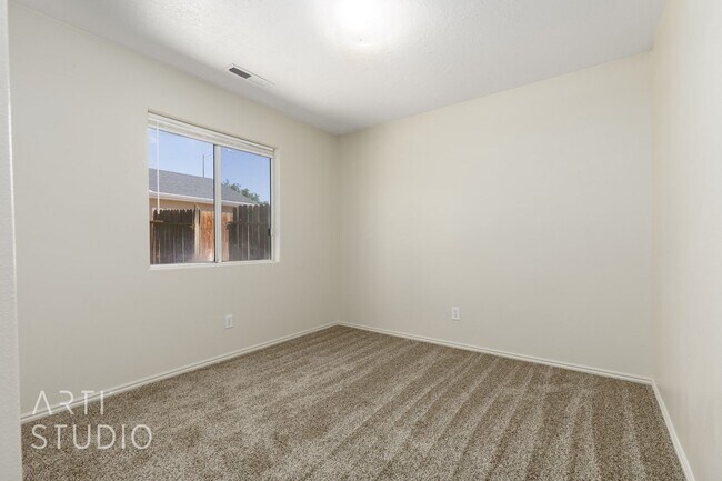 Building Photo - 3 Bedroom, 2 Bathroom Home in the Red Clif...
