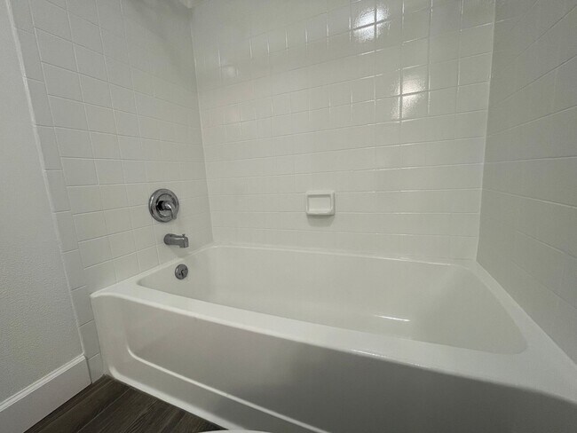 Building Photo - Renovated 2 Bedroom, 2 Bath First Floor in...