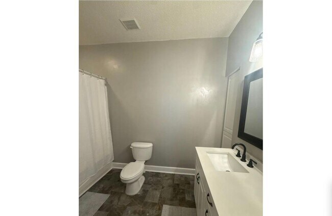 Building Photo - 3 Bed 2.5 Bath Single-Family Home