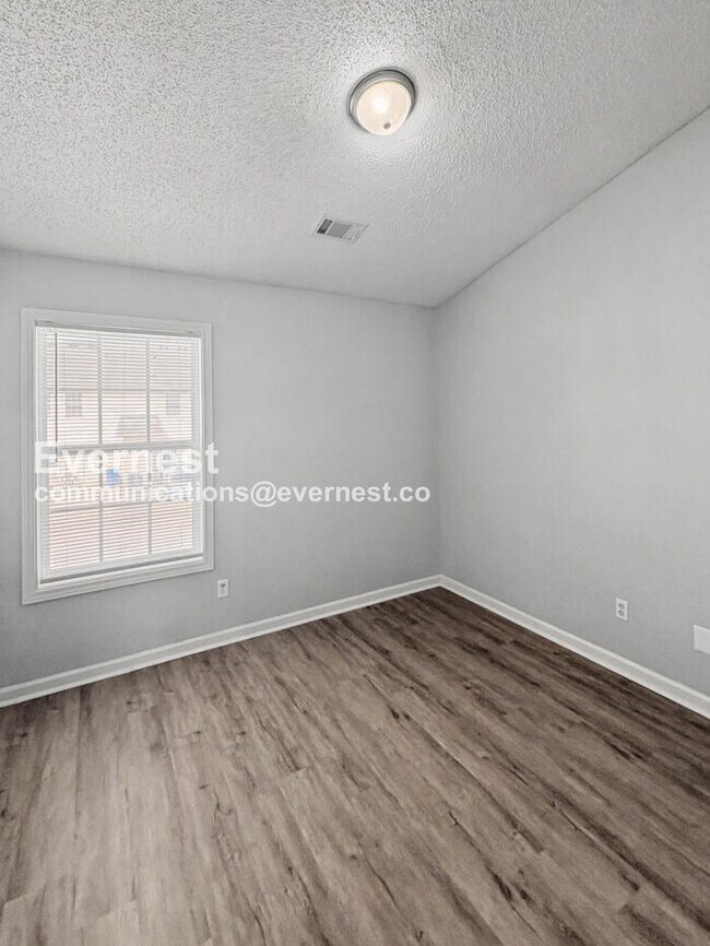 Building Photo - 3 Bed, 2.5 Bath Home with Off-Street Parking / Pet-Friendly / Available Now!