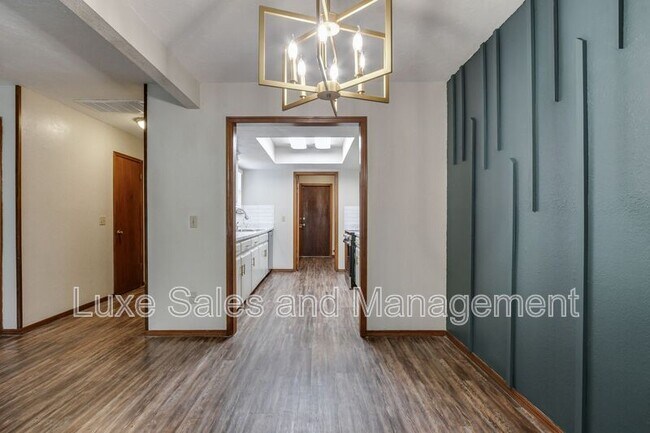 Building Photo - 1705 N Gleason Ave