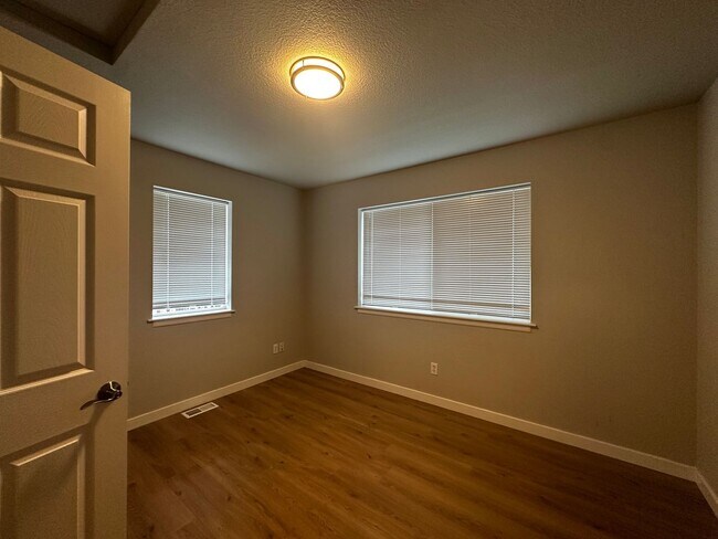 Building Photo - 4324 Hoyt Ave