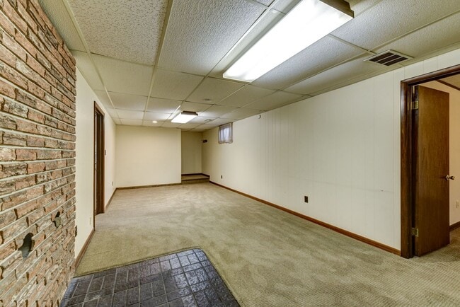 Building Photo - Great 4 Bedroom 3 Bath Home with 2 Car Garage and Covered Patio!