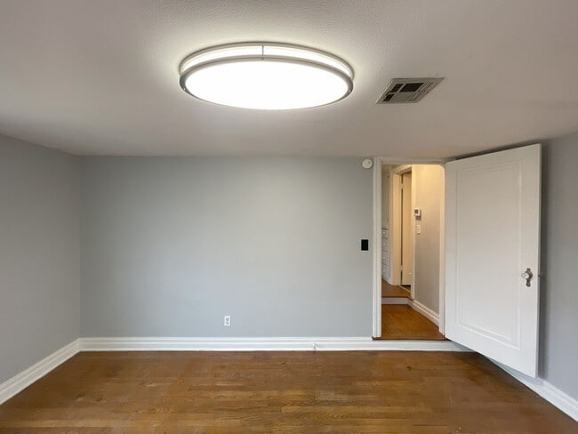 Building Photo - Charming & Contemporary Home in Military P...