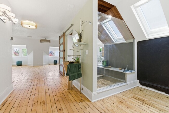 Building Photo - Stunning 5 Bedroom 2.5 Bathroom Home in Squirrel Hill