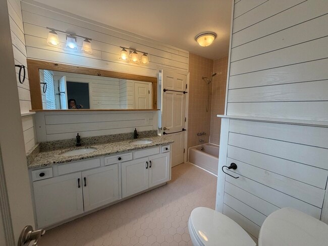 Building Photo - 115 Adams Ave