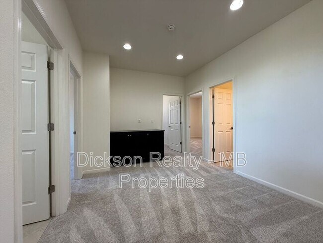 Building Photo - 10760 Ridgebrook Dr