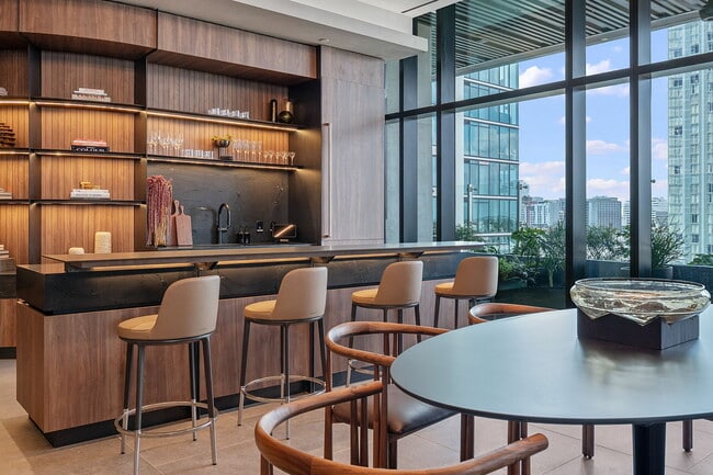 Building Photo - 610 Davis St