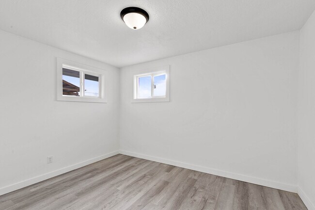 Building Photo - 1027 S Beeman St
