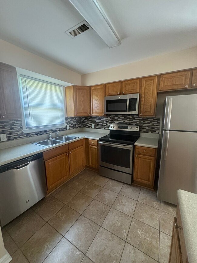 Building Photo - Beautifully updated 2BR/1.5BA apartment av...