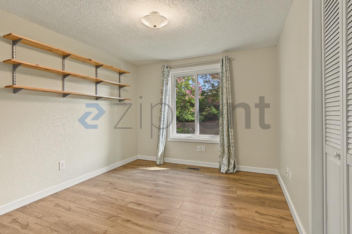 Building Photo - Unit