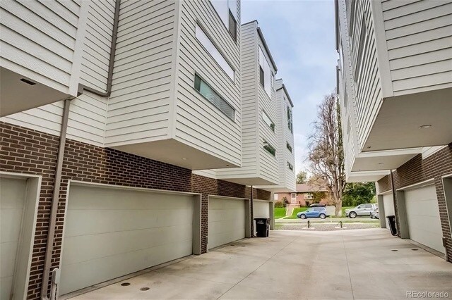 Building Photo - 3139 W 19th Ave