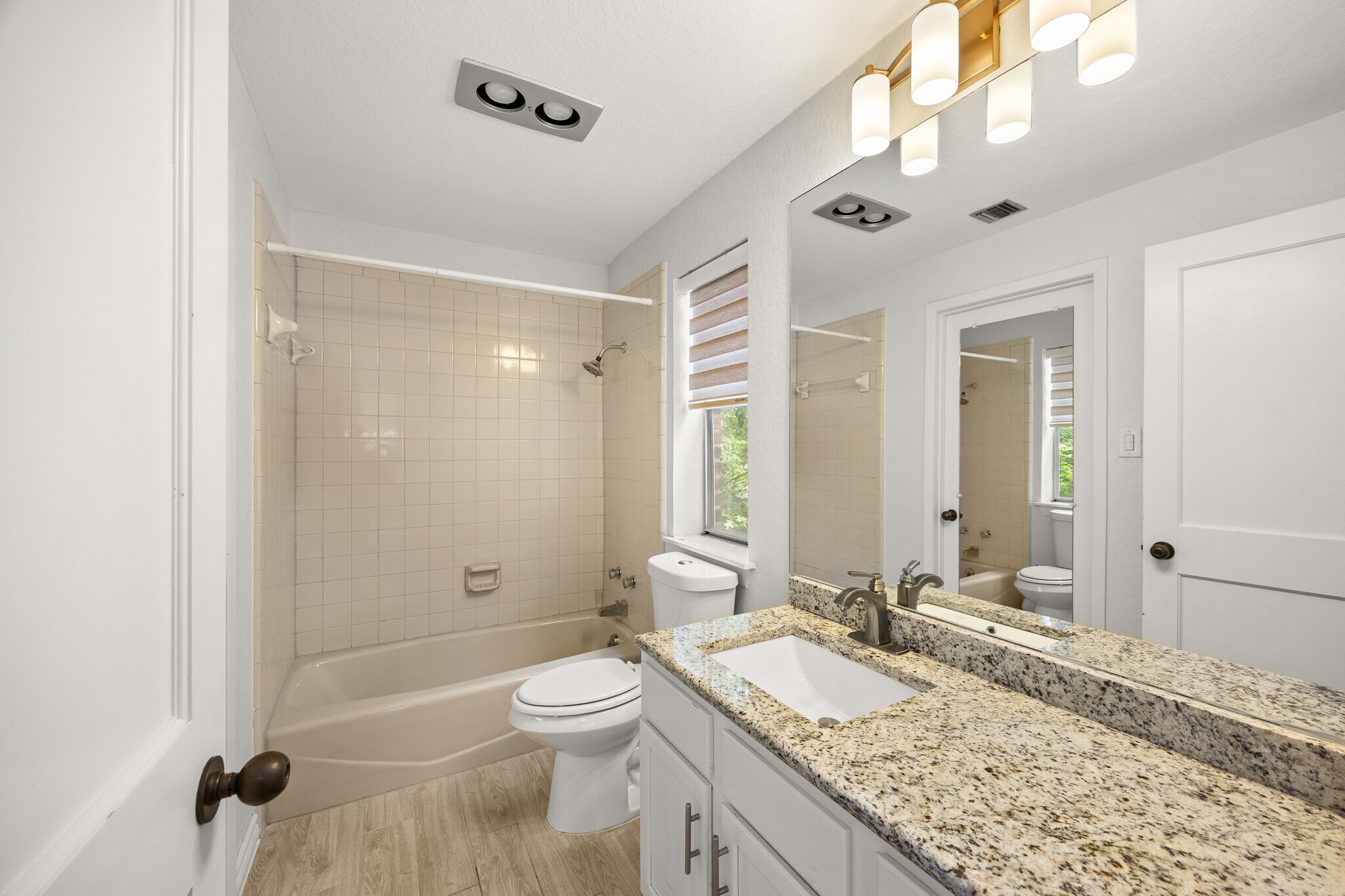 2nd bath - 8103 N New Braunfels Ave #5