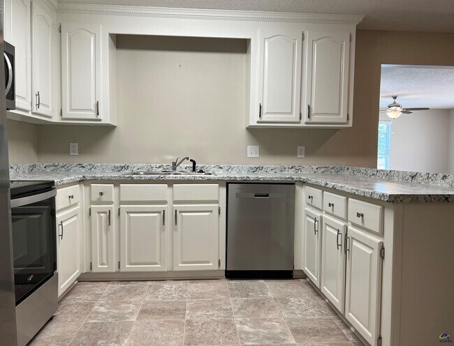 Building Photo - 203 Bryson Way