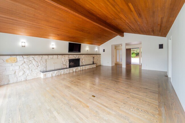 Building Photo - 4-Bedroom Luxury Home for Rent by Portland...