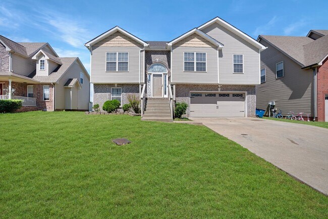 Building Photo - Welcome to Chinook Haven – Your Spacious Retreat Near Fort Campbell!