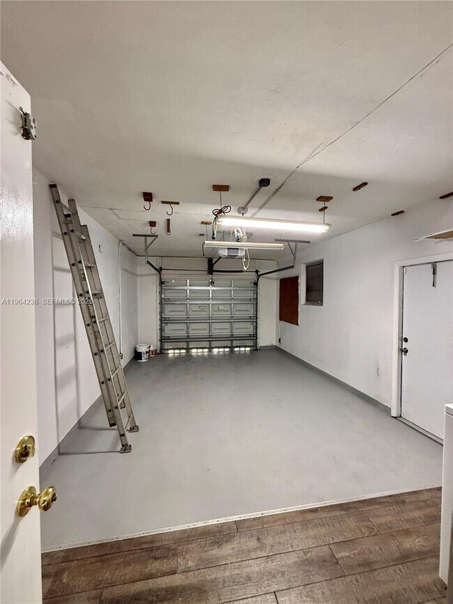 Building Photo - 4917 W Park Rd