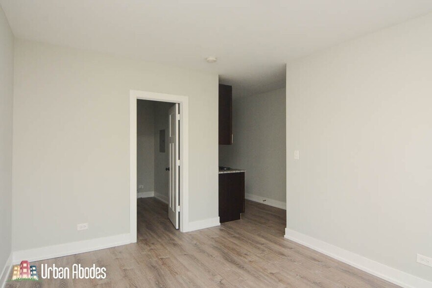 Building Photo - 709 W Brompton Ave